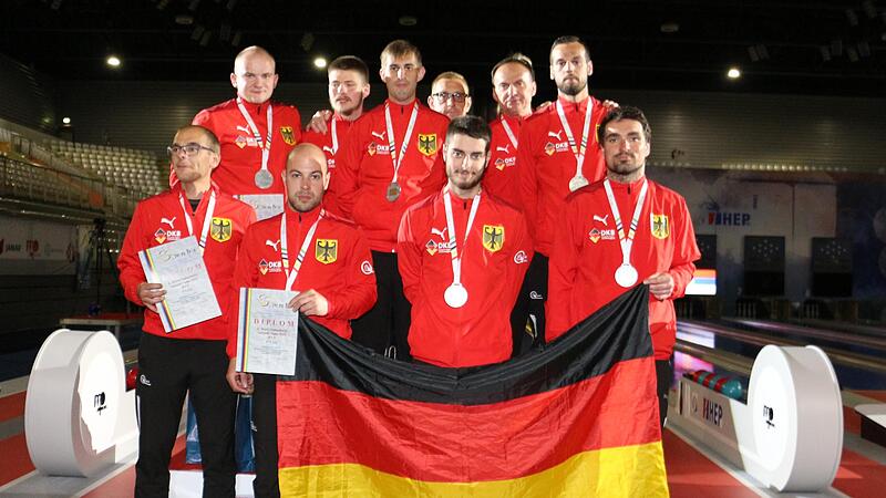 Die deutschen Sportkegler haben Silber bei der Team-WM in Kroatien geholt, das Finale gegen Österreich nach einer starken Leistung aber unglücklich verloren. Zum Team gehörten der Baunacher Chris Wilke (oben, Dritter von links) sowie der vergange... Die deutschen Sportkegler haben Silber bei der Team-WM in Kroatien geholt, das Finale gegen Österreich nach einer starken Leistung aber unglücklich verloren. Zum Team gehörten der Baunacher Chris Wilke (oben, Dritter von links) sowie der vergange...
