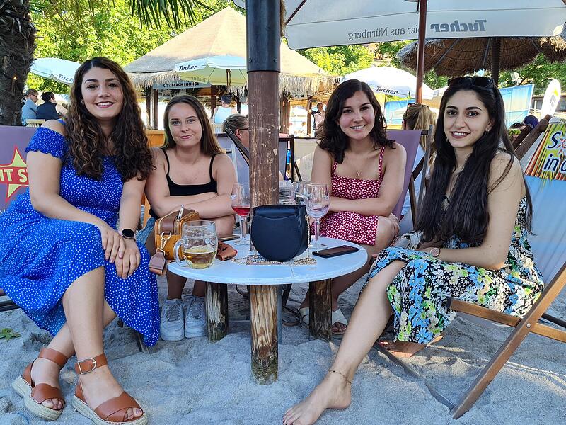 Sharon, Julia, Wida und Dilan (von links) genie&szlig;en das Inselflair.