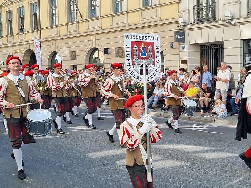 Auf dem Trachten- und Schützenzug des Münchner Oktoberfests lief das Jugendblasorchester dieses Jahr wieder mit.