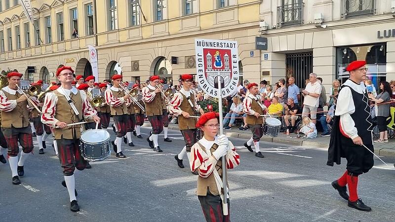 Auf dem Trachten- und Sch&uuml;tzenzug des M&uuml;nchner Oktoberfests lief das Jugendblasorchester dieses Jahr wieder mit.