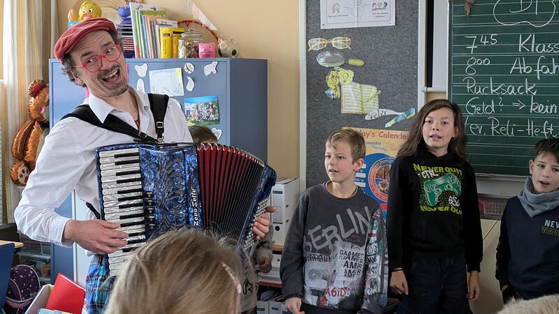 Der Forchheimer Boxgalopp-Musiker war zu Besuch in der Wiesenthauer Grundschule.