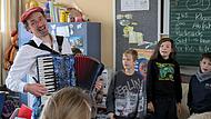 Der Forchheimer Boxgalopp-Musiker war zu Besuch in der Wiesenthauer Grundschule.