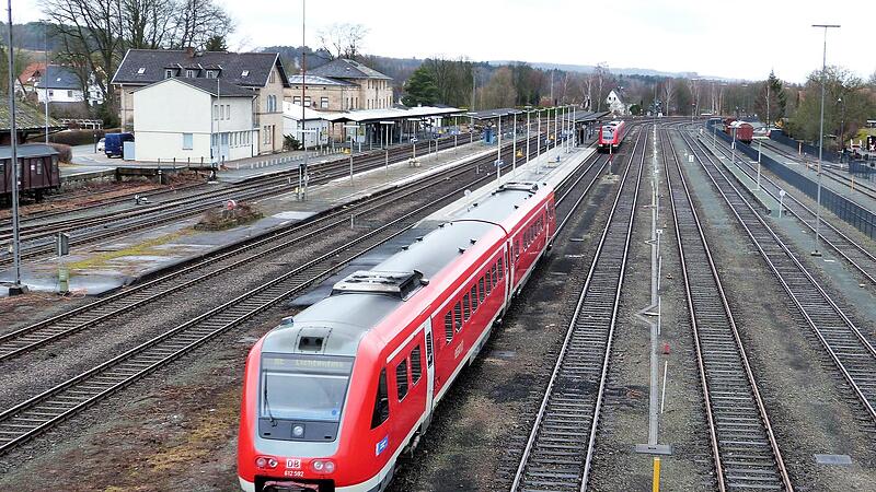 Oberfränkische Kommunalpolitiker fordern ein sofortiges politisches Handeln bei der Elektrifizierung der Bahnstrecke Nürnberg – Hof – Dresden. Oberfränkische Kommunalpolitiker fordern ein sofortiges politisches Handeln bei der Elektrifizierung der Bahnstrecke Nürnberg – Hof – Dresden.