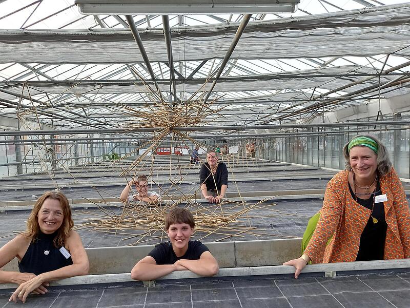 Annette Roggatz (von links), Ella Zirk und Eva Warmuth von der Berufsfachschule für Holzbildhauer in Bischofsheim sind ebenfalls in den Treibhäusern zu finden. Annette Roggatz (von links), Ella Zirk und Eva Warmuth von der Berufsfachschule für Holzbildhauer in Bischofsheim sind ebenfalls in den Treibhäusern zu finden.