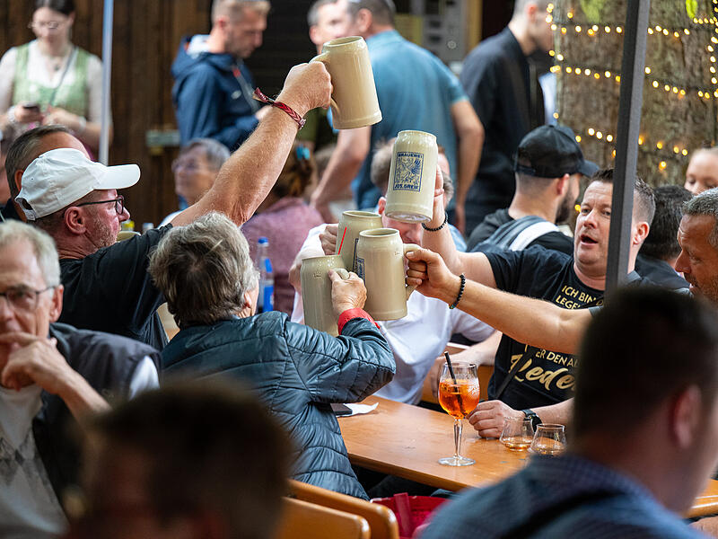 Prost zum Annafest. Doch wie viel kostet die Ma&szlig; auf den Forchheimer Kellern heuer eigentlich? Wir haben nachgefragt.