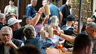 Prost zum Annafest. Doch wie viel kostet die Ma&szlig; auf den Forchheimer Kellern heuer eigentlich? Wir haben nachgefragt.