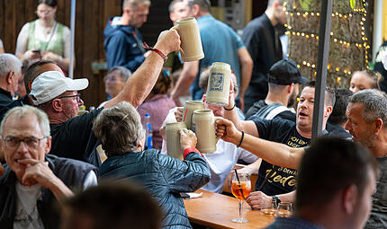 Prost zum Annafest. Doch wie viel kostet die Ma&szlig; auf den Forchheimer Kellern heuer eigentlich? Wir haben nachgefragt.