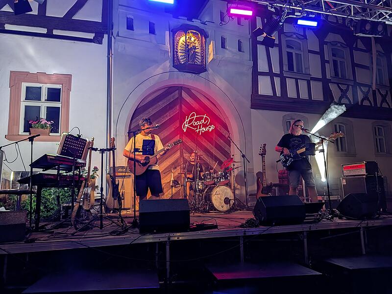 Sch&uuml;tzend hielt die Schutzfrau Maria ihre H&auml;nde &uuml;ber die Band und den Abend.