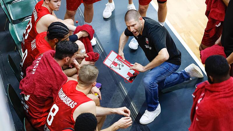 Brose-Trainer Oren Amiel spricht in einer Auszeit im  Testspiel  gegen Phoenix Hagen zu seinen Spielern.