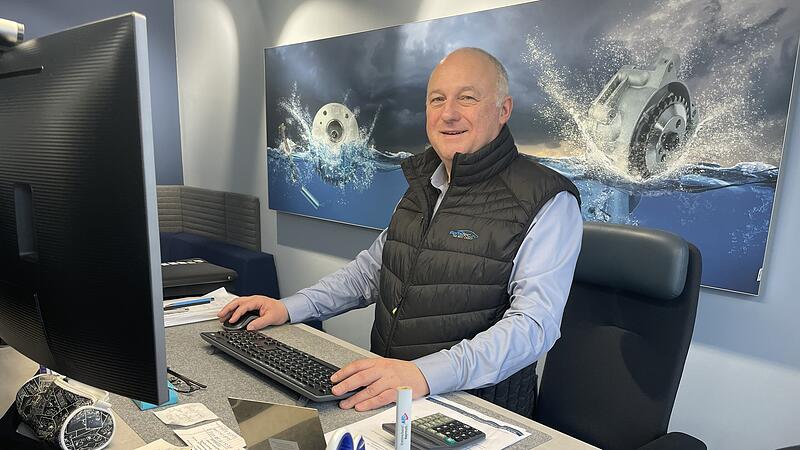 Der Unternehmer Christian Be&szlig;ler in seinem B&uuml;ro von PartsTec in H&ouml;chstadt. Der AfD-ler kandidiert f&uuml;r das Amt des Landrates in Erlangen-H&ouml;chstadt.