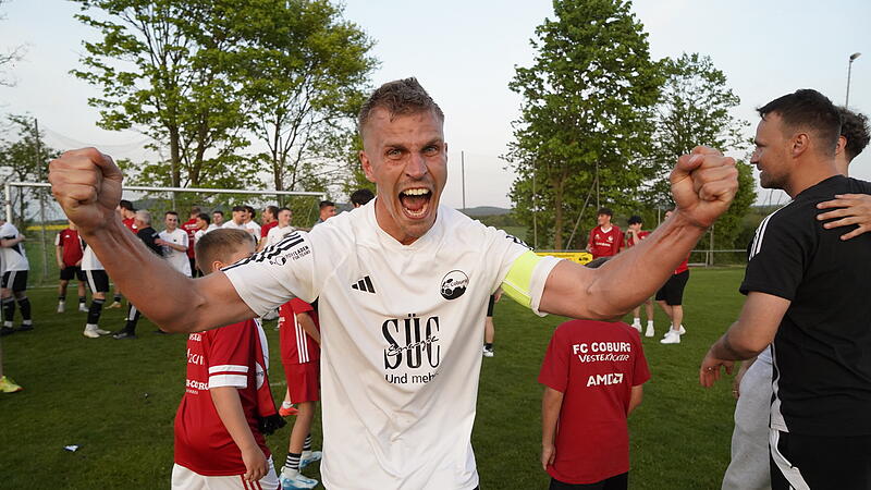 Meisterfreuden bei Maximilian Tranziska und dem FC Coburg am Freitagabend.