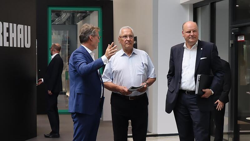 Innenminister Joachim Herrmann (Mitte) besuchte das Werk der Rehau-Gruppe in Erlangen. Innenminister Joachim Herrmann (Mitte) besuchte das Werk der Rehau-Gruppe in Erlangen.