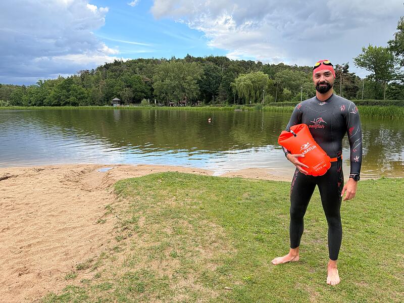 DLRG Triathlet Tim Nentwig: Vorbildlich mit Neoprenanzug und Schwimmboje.