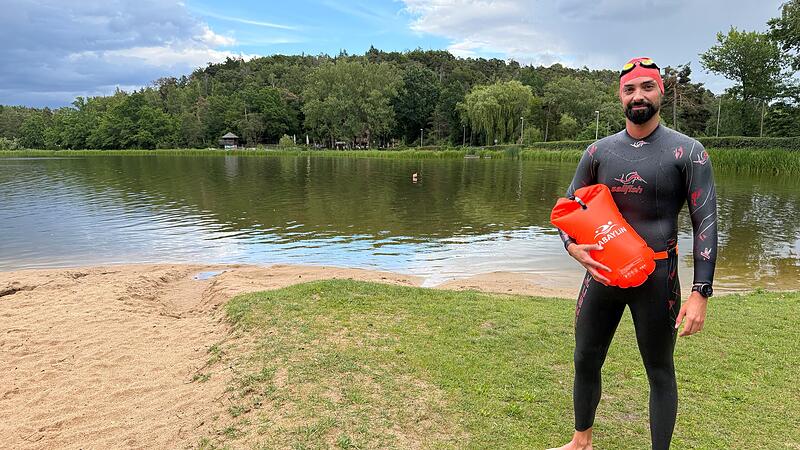 DLRG Triathlet Tim Nentwig: Vorbildlich mit Neoprenanzug und Schwimmboje.