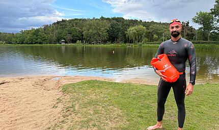 DLRG Triathlet Tim Nentwig: Vorbildlich mit Neoprenanzug und Schwimmboje.