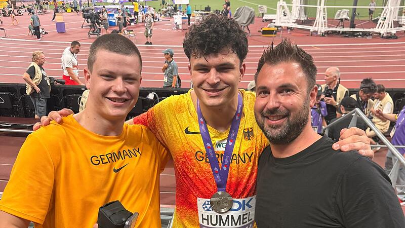 Zu den ersten Gratulanten des Vize-Weltmeisters Merlin Hummel (Mitte) gehörten sein fünf Jahre jüngerer Bruder Matti (links) und sein Physiotherapeut Fares Day.