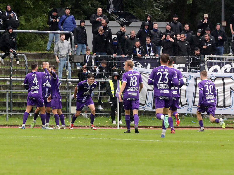 Jubel nach dem vorentscheidenden 2:0 durch den Bamberger Paul Kraußold.