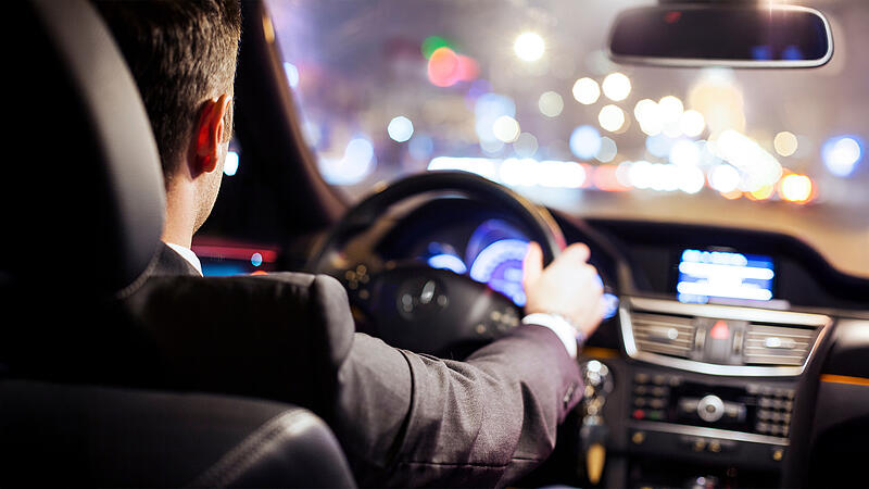 Trotz Unfall mit Fahrerflucht entkommt der Fahrer einer Strafe am Gericht. (Symbolbild)