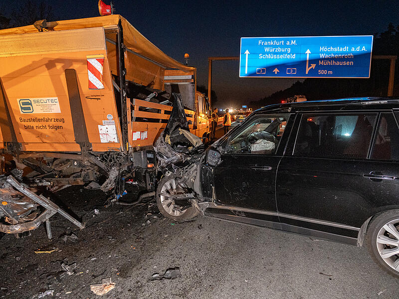 Land Rover kracht in Warnanh&auml;nger: Fahrer mittelschwer verletzt &ndash; Mindestens 100.000 Euro SchadenLandrover Warnanh&auml;nger A3