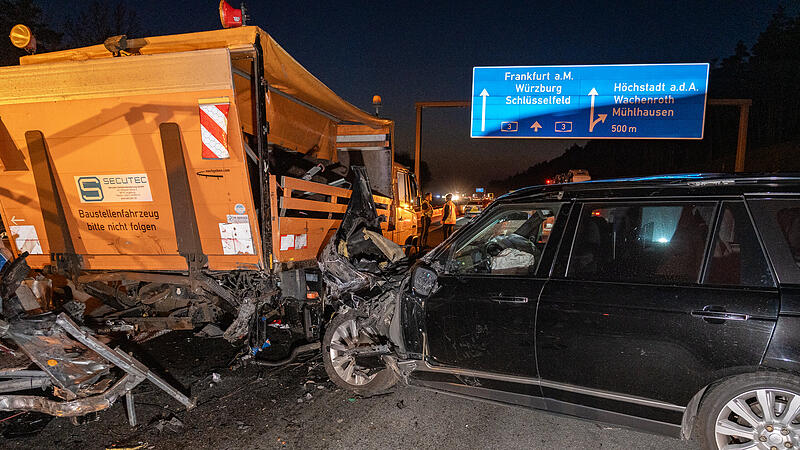 Land Rover kracht in Warnanh&auml;nger: Fahrer mittelschwer verletzt &ndash; Mindestens 100.000 Euro SchadenLandrover Warnanh&auml;nger A3