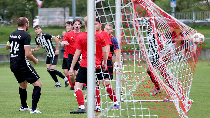 Das 1:0 für den FC Sand: Der Ball fällt Ralph Thomann (links) nach einer Ecke quasi vor die Füße und er hat keine Mühe, ihn ins Tor des TV Haßfurt zu schießen.