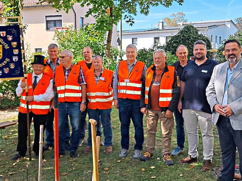 Die Mitglieder der Feldgeschworenenvereinigung samt historischer Standarte mit Michael Zwingmann (re.), daneben Stefan Philipp sowie Daniel Kleffel.Jochen H&uuml;mmrich-Welt