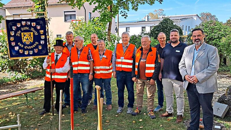 Die Mitglieder der Feldgeschworenenvereinigung samt historischer Standarte mit Michael Zwingmann (re.), daneben Stefan Philipp sowie Daniel Kleffel.Jochen Hümmrich-Welt Die Mitglieder der Feldgeschworenenvereinigung samt historischer Standarte mit Michael Zwingmann (re.), daneben Stefan Philipp sowie Daniel Kleffel.Jochen Hümmrich-Welt