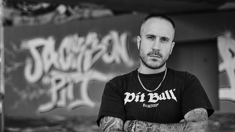 Jackson Pitt  (Andreas Schneider):  Bamberger Rapper mit harter Schale und weichem Kern.