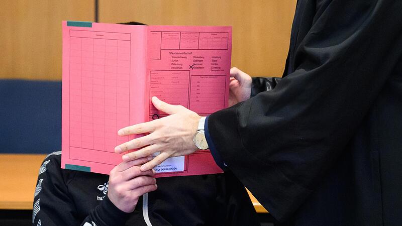 Der 22-jährige Angeklagte bereut seine Beteiligung, hat sich von der damaligen Gruppe wohl auch gelöst.