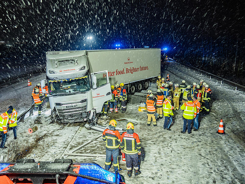 Winterwetter - Sturmtief Elli - Bayern 09.01.2026, Bayern, Gochsheim: Einsatzkräfte arbeiten an der Unfallstelle auf der Autobahn 70 bei Gochsheim (Lkr. Schweinfurt). Der Sattelzug kam auf der schneebedeckten Autobahn ins rutschen, krachten in die Mittelschutzplanke und drehte sich um 180 Grad. Der Fahrer wurde leicht verletzt. Die A70 wird in Richtung Schweinfurt noch für mehrere Stunden gesperrt bleiben. Foto: Ferdinand Merzbach/NEWS5/dpa +++ dpa-Bildfunk +++