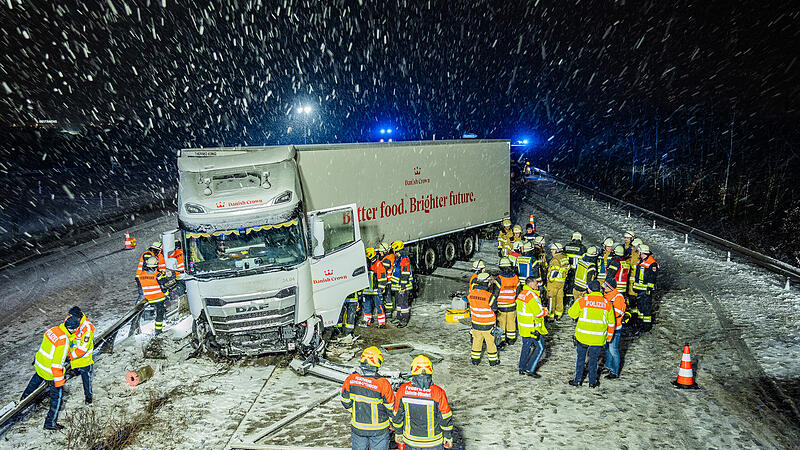 09.01.2026, Bayern, Gochsheim: Einsatzkr&auml;fte arbeiten an der Unfallstelle auf der Autobahn 70 bei Gochsheim (Lkr. Schweinfurt). Der Sattelzug kam auf der schneebedeckten Autobahn ins rutschen, krachten in die Mittelschutzplanke und drehte sich um 180 Grad. Der Fahrer wurde leicht verletzt. Die A70 wird in Richtung Schweinfurt noch f&uuml;r mehrere Stunden gesperrt bleiben. Foto: Ferdinand Merzbach/NEWS5/dpa +++ dpa-Bildfunk +++