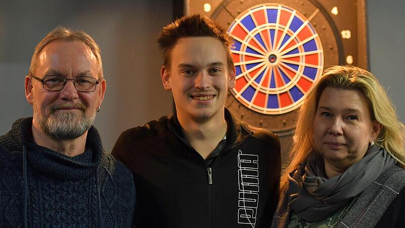 Mit seinen Eltern und Fabian Wunder trat Ricardo Pietreczko (Mitte) in der Teamkonkurrenz der Michelauer E-Dart-Meisterschaft an.