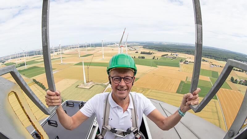 Merz macht Windkraft-Gondelfahrt Merz macht Windkraft-Gondelfahrt