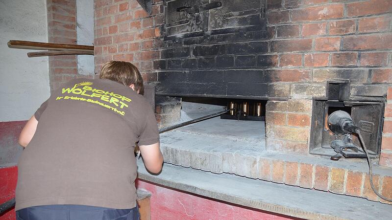 Aus dem Dorfbackofen kommt beim Fest nicht nur Brot, es gibt auch Kuchen und einen Dinkelfladen, der zum Rehgulasch gereicht wird.