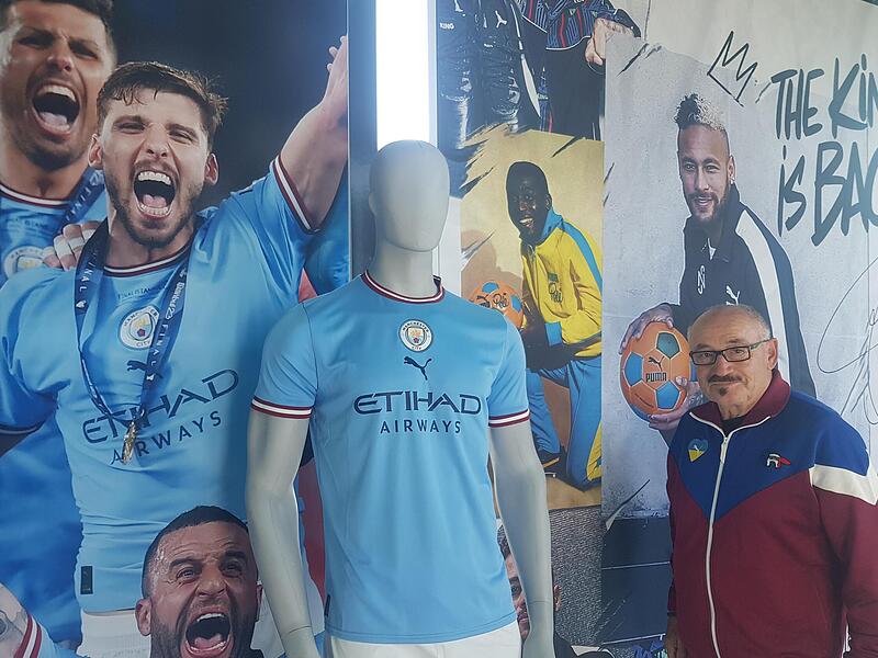 Die Zahl der Stars, die im Zeichen der Raubkatze auftreten, ist groß. Archivar Helmut Fischer hat auch der Mannschaft von Manchester City einen Abschnitt in der Ausstellung auf der „Puma-Bridge“ gewürdigt. Die Zahl der Stars, die im Zeichen der Raubkatze auftreten, ist groß. Archivar Helmut Fischer hat auch der Mannschaft von Manchester City einen Abschnitt in der Ausstellung auf der „Puma-Bridge“ gewürdigt.