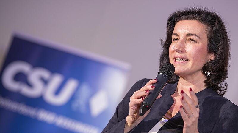 Bundesweit an der Spitze: Dorothee B&auml;r ist Erststimmenk&ouml;nigin bei der Bundestagswahl 2025. Sie erreichte einen Stimmenanteil von 50,8 Prozent. Das Bild zeigt sie beim CSU-Neujahrsempfang im Januar in M&uuml;nnerstadt.