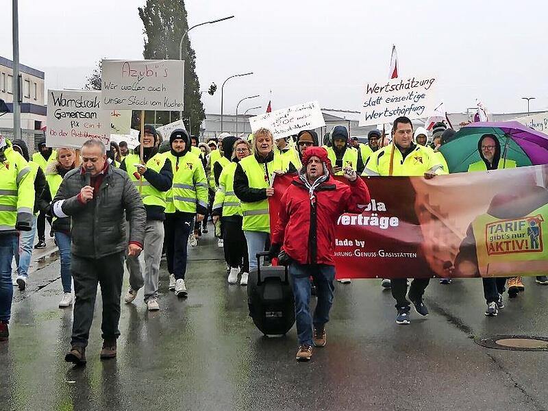 Mit einem Demonstrationszug durch das Industriegebiet verliehen die Streikenden ihren Forderungen Nachdruck.