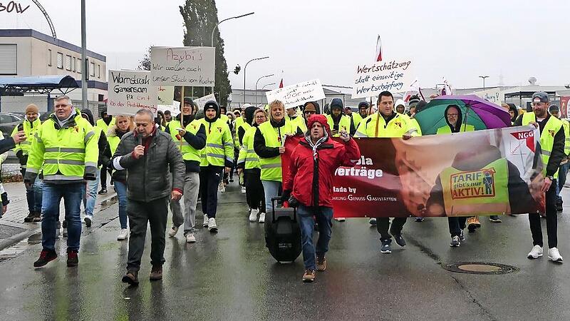Mit einem Demonstrationszug durch das Industriegebiet verliehen die Streikenden ihren Forderungen Nachdruck.