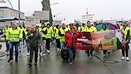 Mit einem Demonstrationszug durch das Industriegebiet verliehen die Streikenden ihren Forderungen Nachdruck.