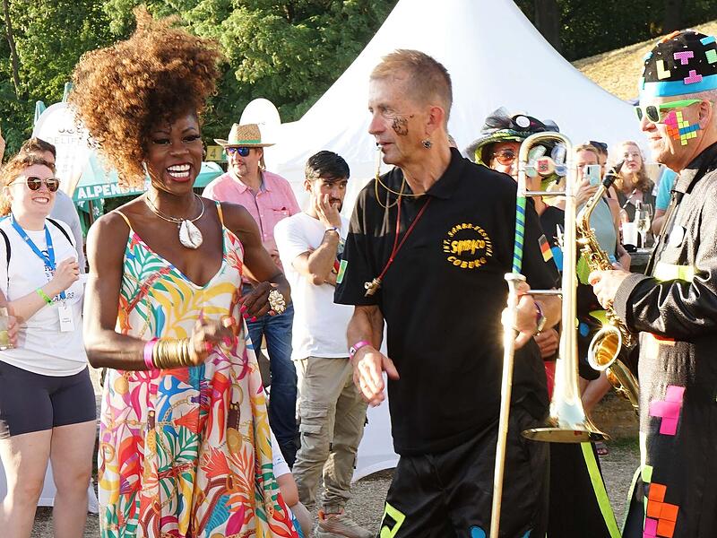 Da gratulierte auch die Samba-K&ouml;nigin: Oskar L&uuml;tzow  wurde zum "Botschafter des Coburger Samba-Festivals" ernannt.