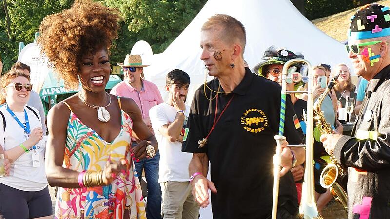 Da gratulierte auch die Samba-Königin: Oskar Lützow wurde zum "Botschafter des Coburger Samba-Festivals" ernannt.Samba-Festival 2022 in Coburg Da gratulierte auch die Samba-Königin: Oskar Lützow wurde zum "Botschafter des Coburger Samba-Festivals" ernannt.
