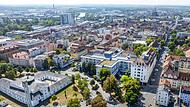 Luftbild des Sankt-Josef-Krankenhauses (rechts) gegen&uuml;ber der Kunsthalle (links) in Schweinfurt.