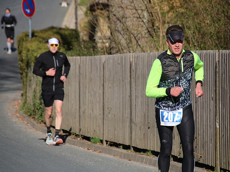 Strahlender Sonnenschein, aber nur niedrige Plusgrade erwartete die L&auml;ufer beim 19. Obermain-Marathon rund um Bad Staffelstein. Die Marathon-Strecke f&uuml;hrte wieder an den beiden Wahrzeichen der Kurstadt, dem Kloster Banz und der Basilika Vierzehnheiligen vorbei.