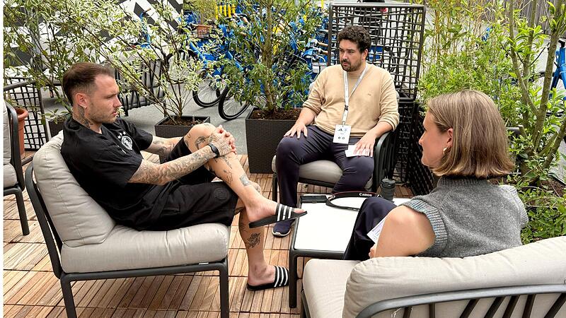 Nationalspieler David Raum (links) nahm sich im Exklusiv-Interview am Home Ground Zeit f&uuml;r FT-Reporter Max Danhauser und FT-Reporterin Amelie Buckreus.