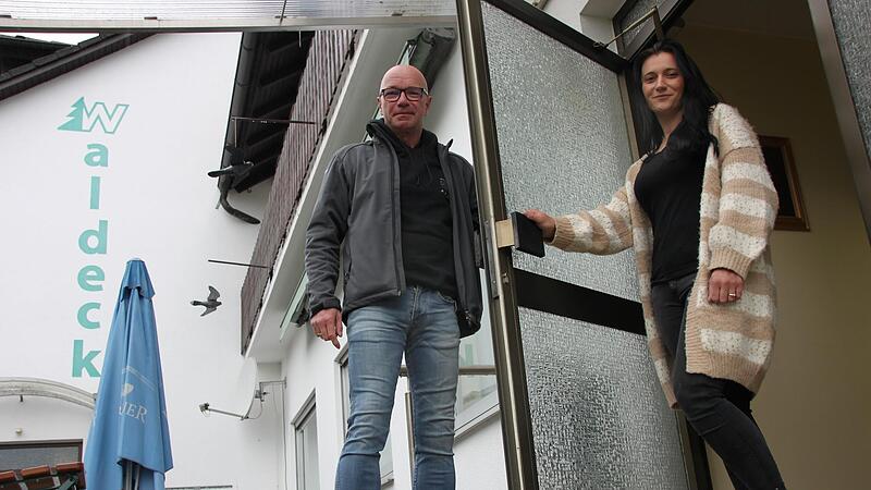 Das Ehepaar Frank und Julia Reuter betreibt nun neben dem Würzburger Haus und dem Brauhaus am See auch den Gasthof Waldeck in Reith. Das Ehepaar Frank und Julia Reuter betreibt nun neben dem Würzburger Haus und dem Brauhaus am See auch den Gasthof Waldeck in Reith.