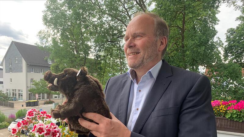 Seit mittlerweile 21 Jahren ist Bernd Reisenweber B&uuml;rgermeister. Das bedeutet: Mehr als ein Drittel seines Lebens steht er jetzt bereits an der Spitze der Gemeinde Ebersdorf. Und immer irgendwo in der N&auml;he mit dabei: ein Pl&uuml;sch-Eber.