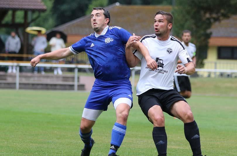 Matthias Zeitler (links) pendelt mittlerweile für die Spiele seines FC Wallenfels von München in den Kreis Kronach.