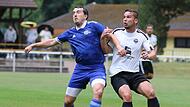 Matthias Zeitler (links) pendelt mittlerweile für die Spiele seines FC Wallenfels von München in den Kreis Kronach.