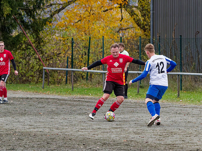 Auf schwerem Geläuf versucht sich der Nullachter   Christian Ohnemüller (l.) gegen Stephan Krauß durchzusetzen.