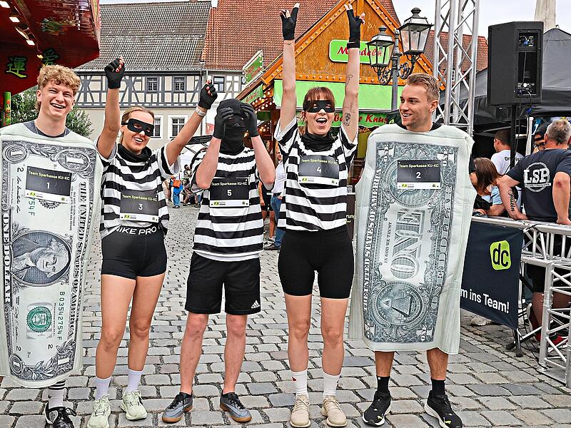 Die Teammitglieder der Sparkasse verkleideten sich als rennende Geldscheine und Panzerknacker. Daf&uuml;r gab es den Sonderpreis f&uuml;r&lsquo;s Outfit.Sonny Adam